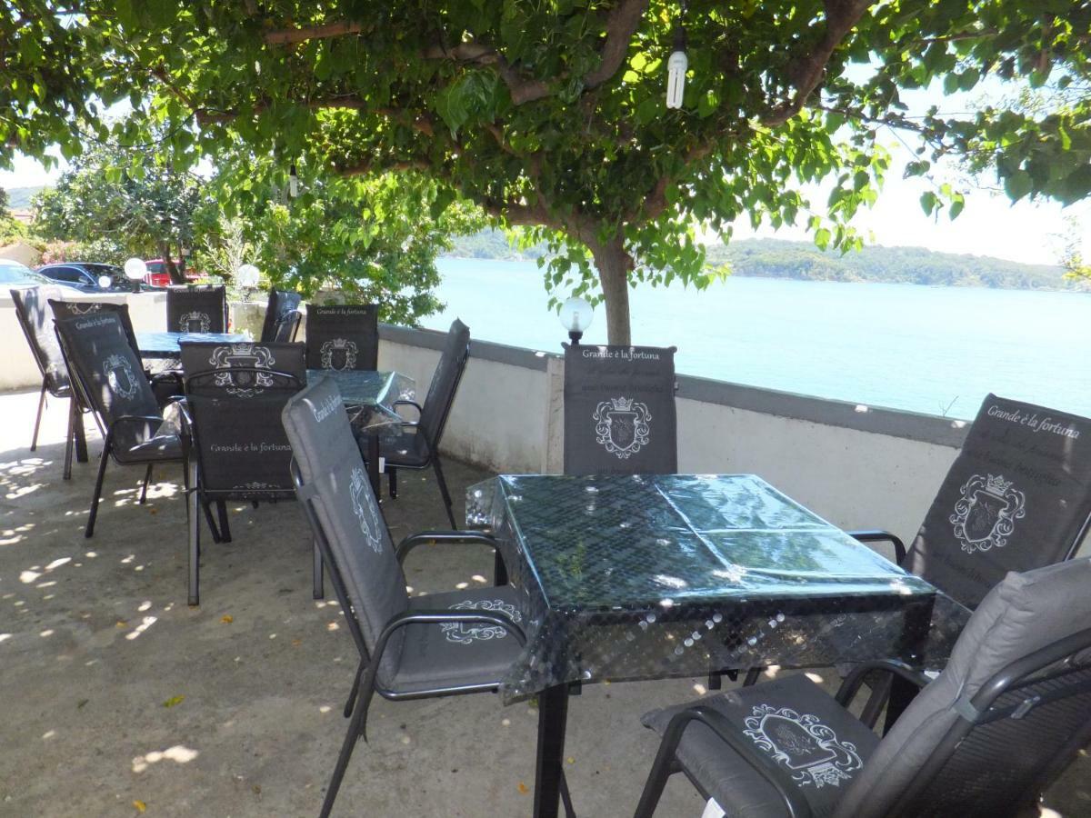 Apartments Justic Supetarska Draga Ngoại thất bức ảnh